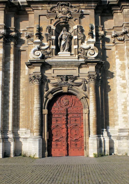 布鲁塞尔圣让巴普蒂斯特教堂的外墙可追溯到17世纪 由鲁本斯的学生吕克 法伊德 赫贝设计 这解释了其浓郁的佛兰芒巴洛克风格 — 图库照片