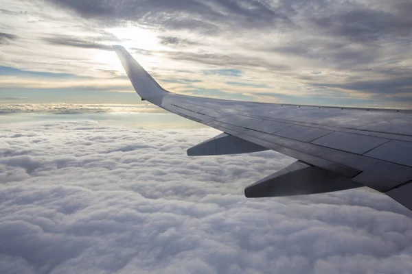 Pôr Sol Céu Nublado Asa Avião Como Visto Através Janela — Fotografia de Stock