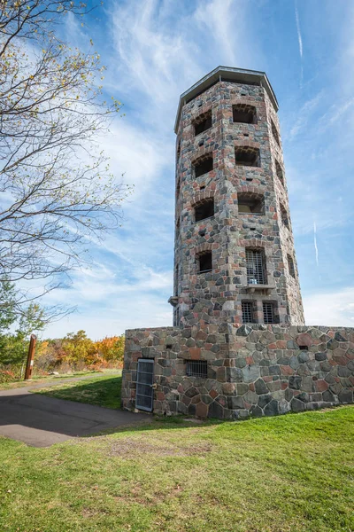 Kamenná Věž Uprostřed Veřejného Parku Během Podzimu — Stock fotografie