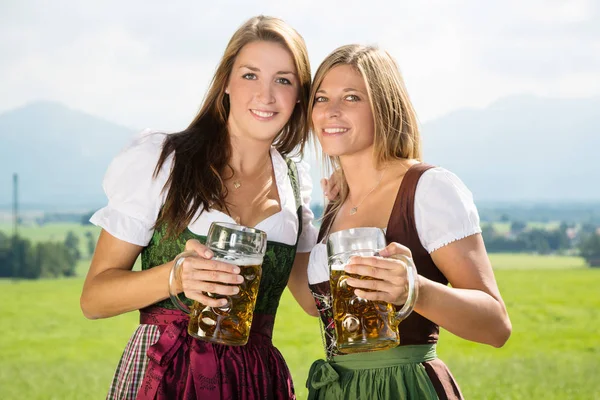 Duas Mulheres Bonitas Dirndl Com Copos Cerveja — Fotografia de Stock