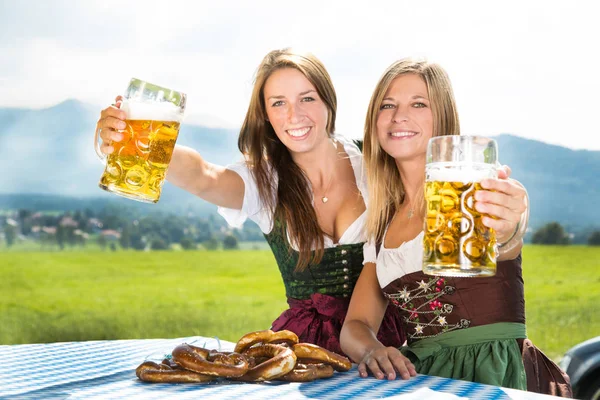 Due Donne Dirndl Con Birra — Foto Stock