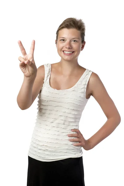 年轻漂亮的女子手握胜利的标志 被白色的背景隔离着 — 图库照片