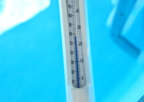 Θερμόμετρο Πισίνας Βαθμούς Κελσίου Στην Πισίνα — Φωτογραφία Αρχείου