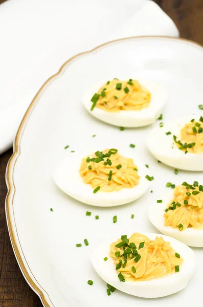 用芥末 蛋黄和蛋黄酱填装煮熟的鸡蛋 — 图库照片