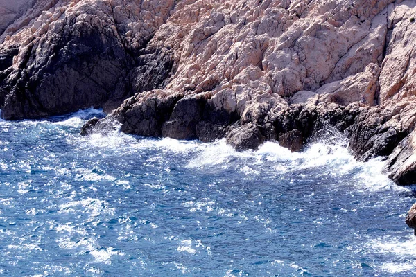 Kayalık Sahilde Sörf — Stok fotoğraf
