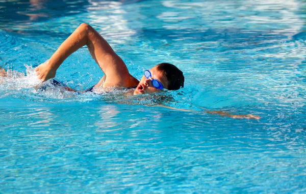 Junge Frau Schwimmbad — Stockfoto