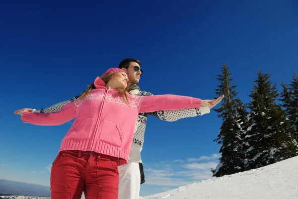 Pareja Joven Invierno Escena Nieve Hermoso Día Soleado —  Fotos de Stock