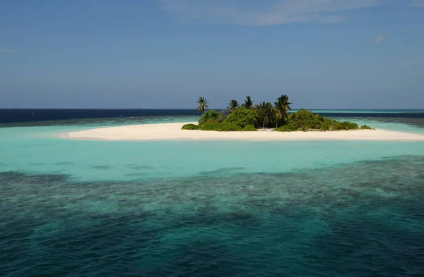 モルディブの小さな無人島は — ストック写真