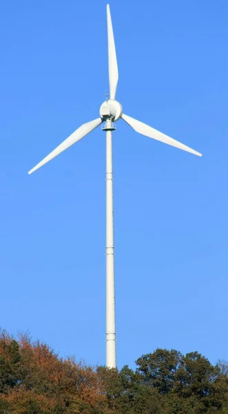 Turbina Eólica Para Gerar Eletricidade Com Céu Azul Fundo Turbina — Fotografia de Stock