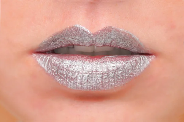 Mond Van Een Jonge Vrouw Met Zilveren Make Lippenstift — Stockfoto