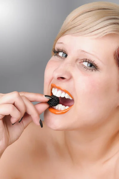 Retrato Uma Bela Jovem Segurando Brommbeere Suculento Entre Dentes — Fotografia de Stock