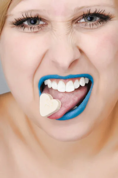 Retrato Uma Jovem Mulher Com Batom Azul Ela Enfia Língua — Fotografia de Stock