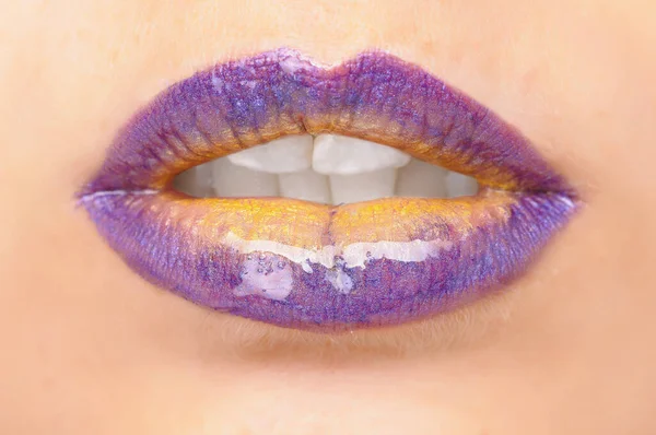 Closeup Όμορφο Γυναικείο Στόμα Είναι Βαμμένο Χρώματα Ουράνιο Τόξο — Φωτογραφία Αρχείου