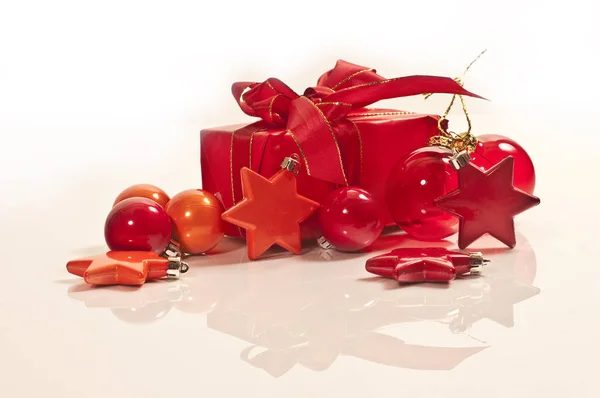 Kırmızı Turuncu Pembe Arkaplanda Noel Süslemeleri Olan Noel Hediyeleri — Stok fotoğraf