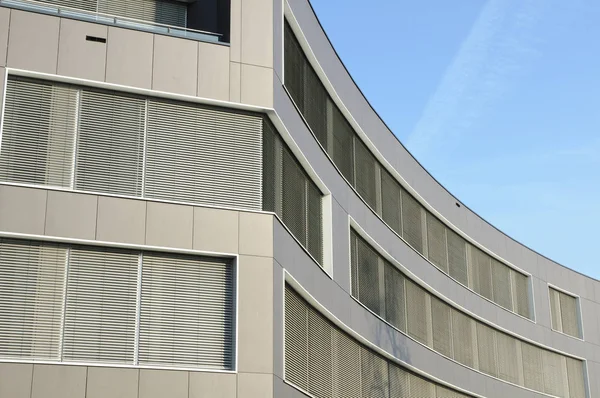 Moderne Fassade Eines Geschäftshauses Mit Grauer Metallverkleidung Und Aluminiumjalousien Vor — Stockfoto