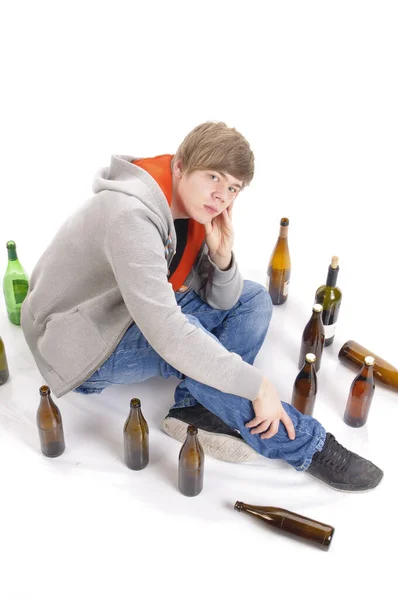 Jovem Com Cabelo Loiro Curto Sentado Chão Com Garrafa Cerveja — Fotografia de Stock