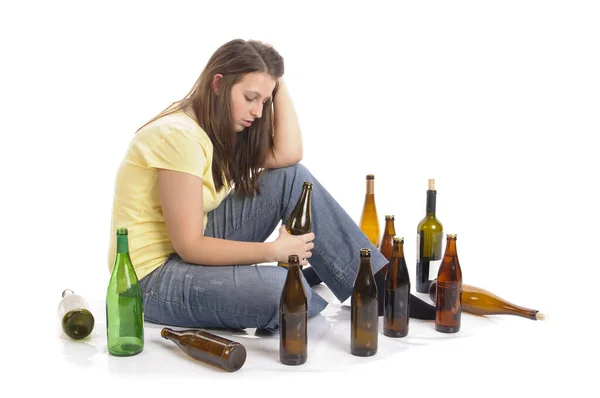 Jovem Com Jeans Shirt Senta Chão Com Muitas Garrafas Cerveja — Fotografia de Stock