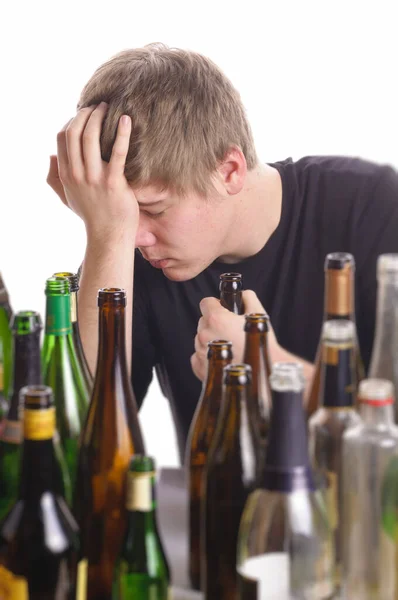 Jonge Man Met Kort Blond Haar Zit Aan Tafel Omgeven — Stockfoto