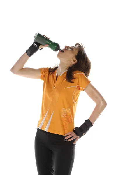 Ενήλικη Γυναίκα Κάνει Αθλητισμό Και Πίνει Από Μπουκάλι Του Νερού — Φωτογραφία Αρχείου