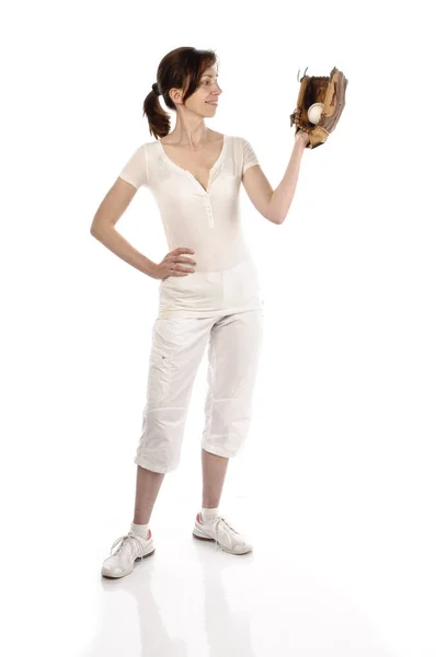 Erwachsene Frau Mit Baseballhandschuh Und Weißer Sportbekleidung Vor Weißem Hintergrund — Stockfoto