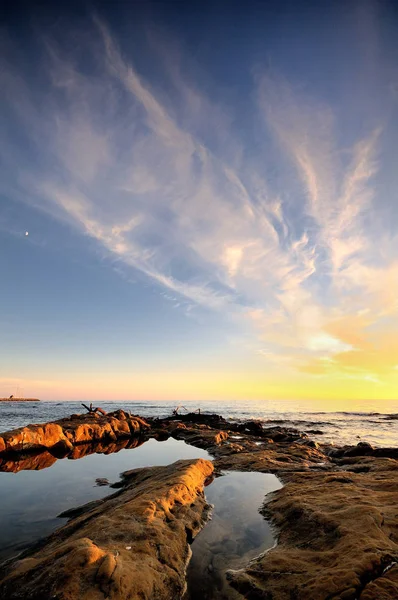 Жахливий Захід Сонця Морі Камінням Хмарами Блакитним Небом — стокове фото