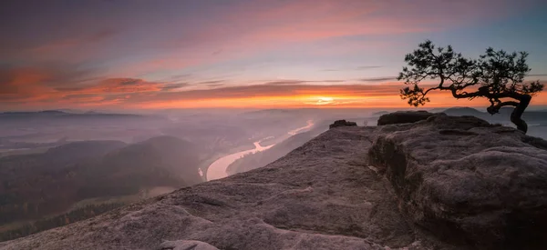 Lilienstein Uma Montanha Altamente Distinta Suíça Saxônica Saxônia Sudeste Alemanha — Fotografia de Stock