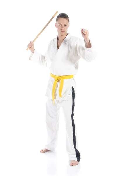 男は白い背景を背景に解放された典型的な白いスーツで柔術武術演習を行います — ストック写真