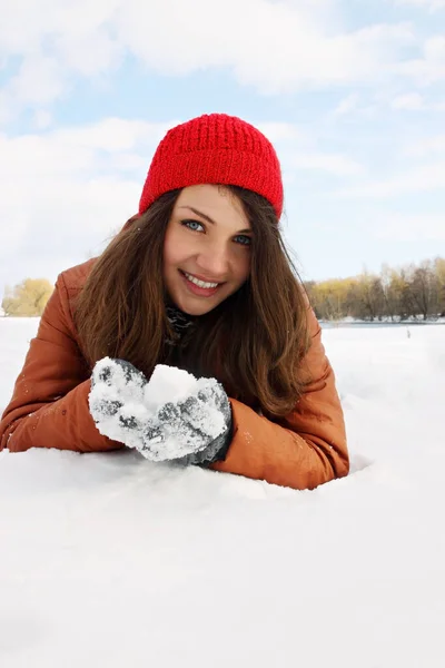 Karda Yalan Kadın Kar Ellerinde Tutar — Stok fotoğraf