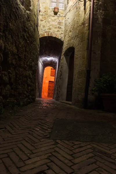 Tajemný Úzké Uličky Lampióny Noci Pienza Itálie — Stock fotografie