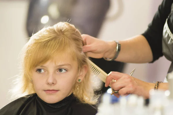 Hårvård Liten Flicka Frisörsalong — Stockfoto