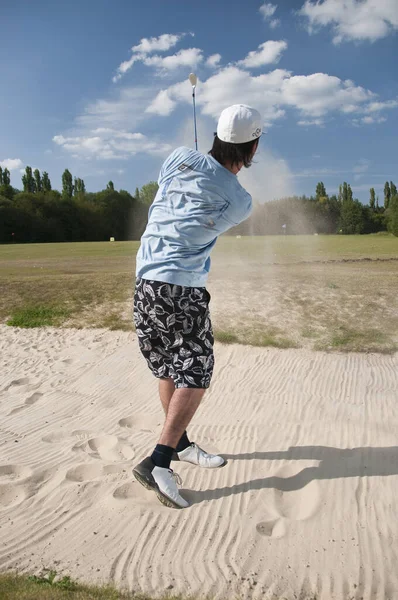 Homens Jovens Jogando Golfe — Fotografia de Stock