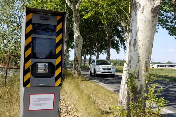 Radar Uma Estrada Francesa Escondida Atrás Alinhamento Árvores — Fotografia de Stock