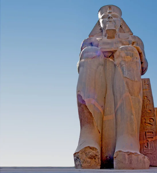 Ramses Standbeeld Voorkant Van Luxe Tempel Egypte Rechtenvrije Stockfoto's