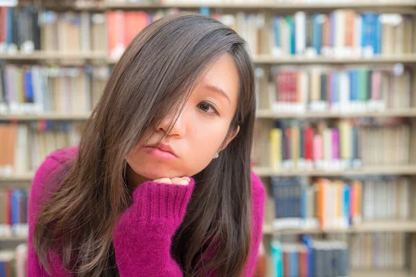 Nära Porträtt Ung Kvinna Biblioteket — Stockfoto