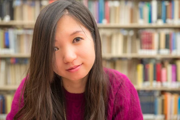 Retrato Cercano Una Joven Biblioteca — Foto de Stock