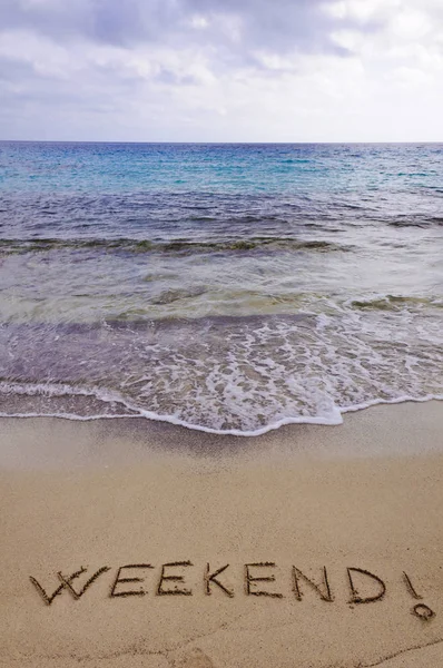 Weekend Napisane Piasku Pięknej Plaży Koncepcja Czasu Wolnego — Zdjęcie stockowe