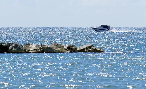 Barco Mar Alghero Cerca Una Fila Rocas —  Fotos de Stock