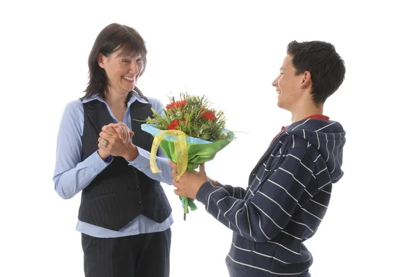 Mutter Und Ihrem Halbwüchsigen Sohn Übergab Ihr Einen Blumenstrauß Vor — Stockfoto