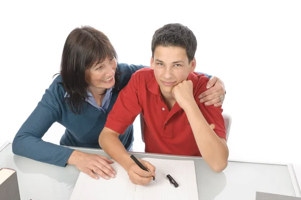 Egy Felnőtt Anya Segít Fiának Asztalnál Mikor Kell Házi Feladatot — Stock Fotó