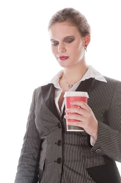 グレーのビジネススーツを着た若い女性と白い背景を背景にしたコーヒーでポーズをとるハイヒール — ストック写真