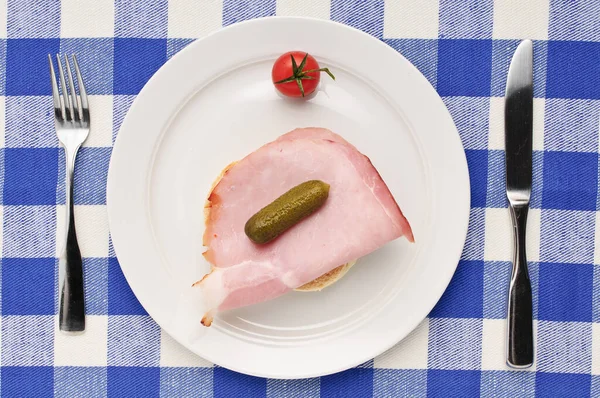 White Pozellanteller Ham Rolls Tomato Cucumber Blue White Checked Tablecloth — Stock Photo, Image