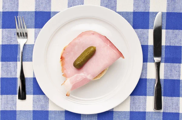 White Plate Ham Sandwich Tomato Cucumber Blue White Plaid Tablecloth — Stock Photo, Image