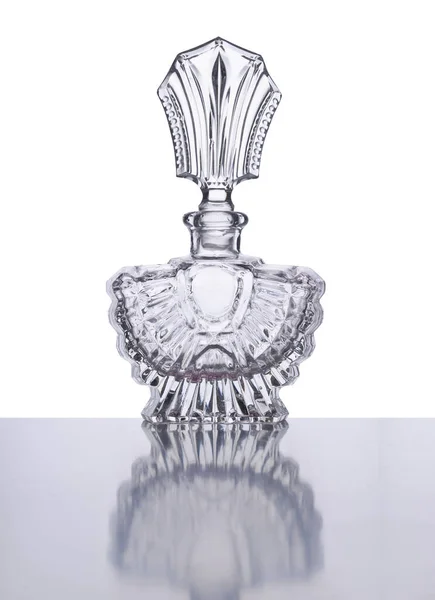 Uma Garrafa Perfume Nobre Feita Vidro Cristal Cortado Que Reflete — Fotografia de Stock