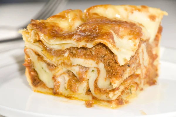 Lahodné Lasagne Talíři Před Bílým Pozadím — Stock fotografie