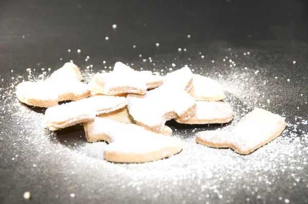 Νόστιμα Σπιτικά Χριστουγεννιάτικα Μπισκότα Πασπαλισμένα Άχνη Ζάχαρη Μπροστά Από Λευκό — Φωτογραφία Αρχείου