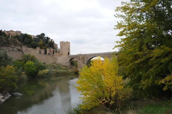 Toledo España Fachadas Puente Alcantara Tajo — Foto de Stock