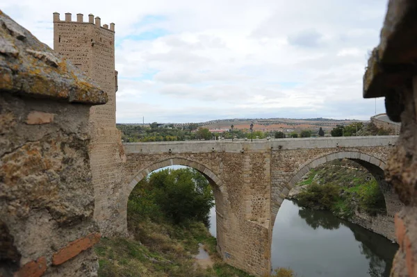 Toledo Španělsko Fasády Most Puente Alcantara Tajo — Stock fotografie