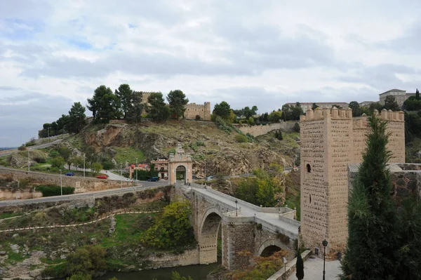 Toledo España Fachadas Puente Alcantara Tajo — Foto de Stock