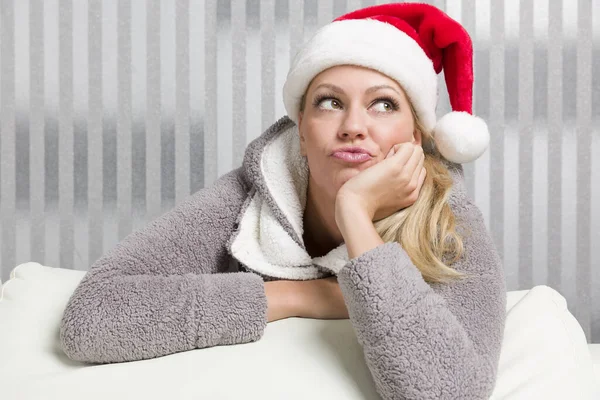 Noel Şapkası Takan Bir Kadın Noel Için Neler Verebileceğini Düşünüyor — Stok fotoğraf
