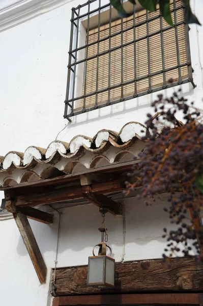 トレドスペインファサードドアトール窓カスティーリャ マンチャ — ストック写真